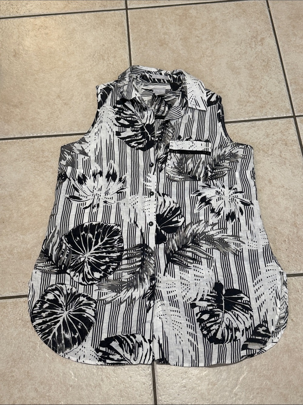 Chico’s Sleeveless Black & White Tropical Leaf Print Button-Down Top US size 4/6
